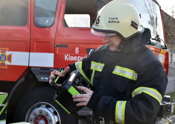 Волинським піротехнікам благодійники передали портативні зарядні станції (фото)