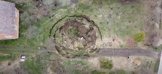 Ціле село може піти під землю: аномальна зона «пожирає» будинки на Львівщині (відео)