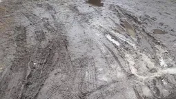 Лучани обурені станом дороги, яка веде до залізничного вокзалу (фото)