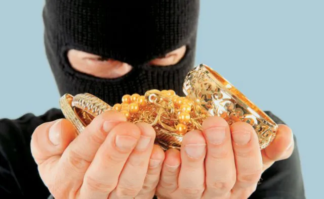Золота каблучка, сережки та кулон: на Волині чоловік обікрав колишню дружину