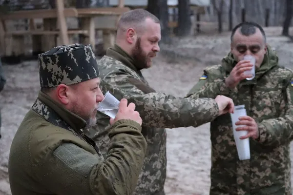 На Водохреще волинські тероборонівці разом з командиром пірнали у зимове озеро (фото)