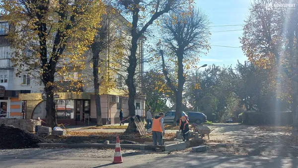 На проспекті Волі у Луцьку облаштовують зупинки