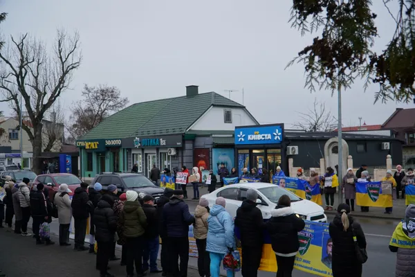 У місті на Волині відбулася мирна акція на підтримку полонених та зниклих безвісти захисників (фото)