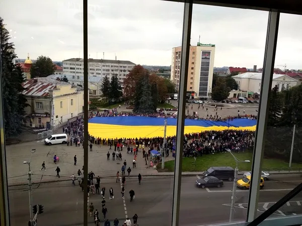 У Луцьку розгорнули рекордний синьо-жовтий стяг (фото)