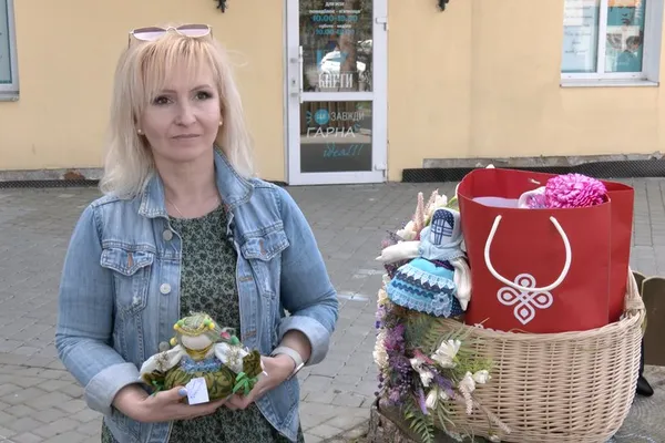 В Луцьку продають мотанки, які знайшли військові у Бахмуті (фото)