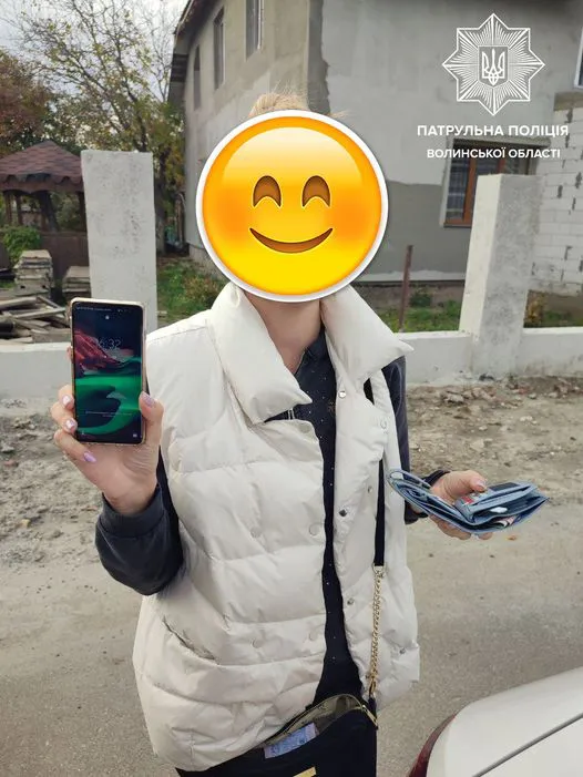 У Луцьку патрульні знайшли загублений жінкою телефон