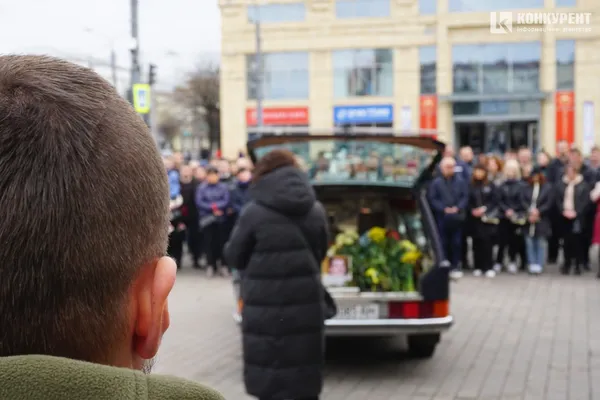 Він хотів би, щоб ми посміхались: Луцьк попрощався із Героєм Андрієм Романовим (фото)