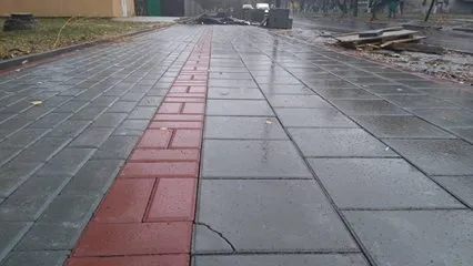 Нова бруківка на тротуарах Луцька кришиться під ногами (фото)