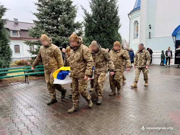 Пів року вважався зниклим безвісти: у Нововолинську попрощалися з воїном Артемом Румянцевим (фото)