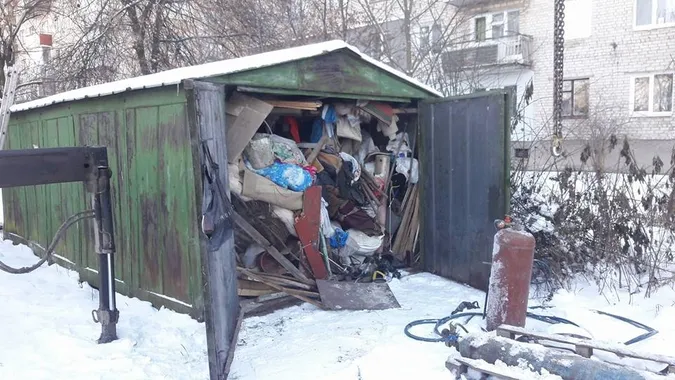 Меблі, гори одягу і сміття: що знаходять у незаконних гаражах Луцька (фото)