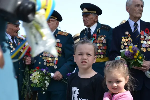 Мовчки та зі сльозами: у Луцьку вшанували пам'ять жертв Другої світової війни (фото)