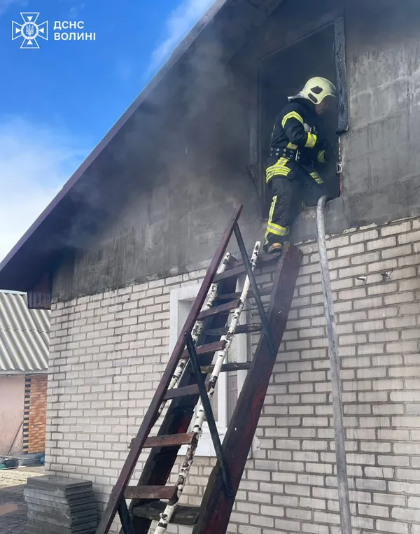 Горів будинок і господарські споруди: на Волині за день сталося три пожежі (фото)