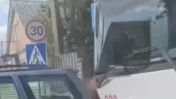 У Луцьку зіштовхнулися тролейбус та дві автівки (відео)