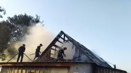 Через дитячі пустощі у Камінь-Каширському районі згоріло сіно, зерно та господарська споруда (ФОТО)