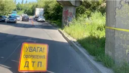 У Луцьку фура зіткнулася з мостовою опорою (фото)