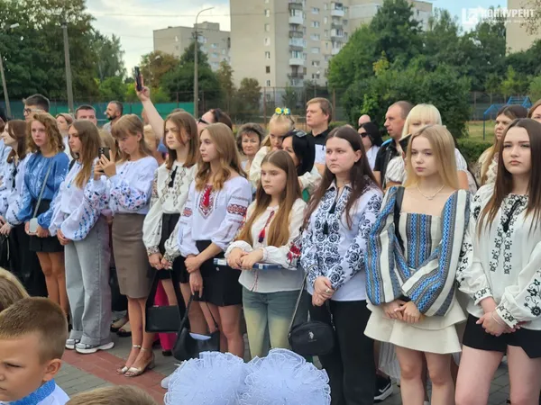 1 вересня у луцькому ліцеї №10: лінійка для першачків та випускників (фото)
