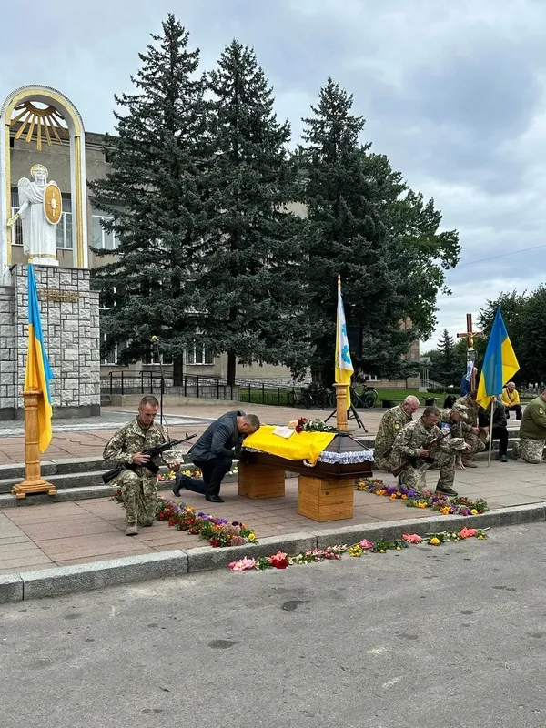 Довго чекали і вірили в диво: на Волині попрощалися з Героєм Андрієм Лабантом (фото)