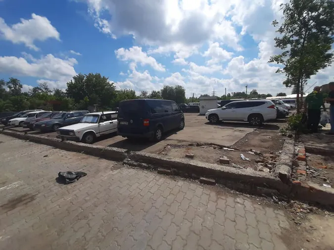 Муніципали просять забрати автівки з лівої частини Старого ринку, інакше – штраф