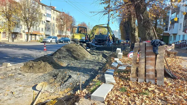 На проспекті Волі у Луцьку облаштовують зупинки