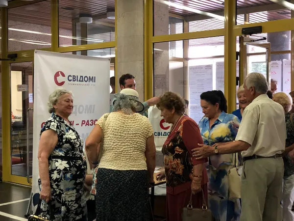 Драматичні канікули: луцькі пенсіонери безкоштовно відвідали закриття 79-го театрального сезону (фото)