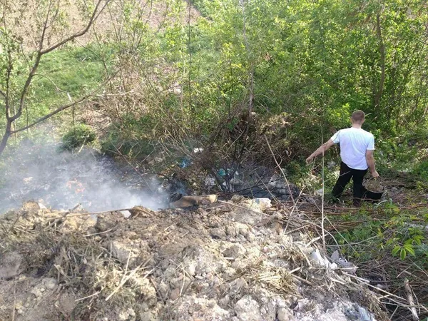 У Луцьку через підпал сміття зайнялися дерева та кущі (фото)
