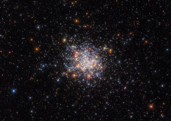 Hubble сфотографував зоряне скупчення у Великій Магеллановій Хмарі (фото)