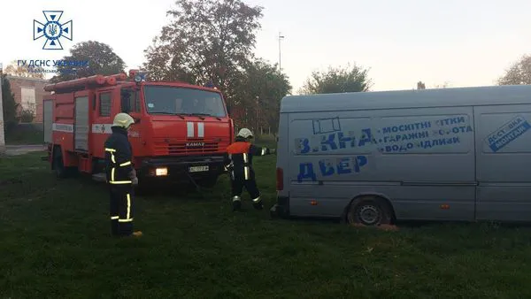 У Торчині застряг завантажений бус волонтерів (фото)