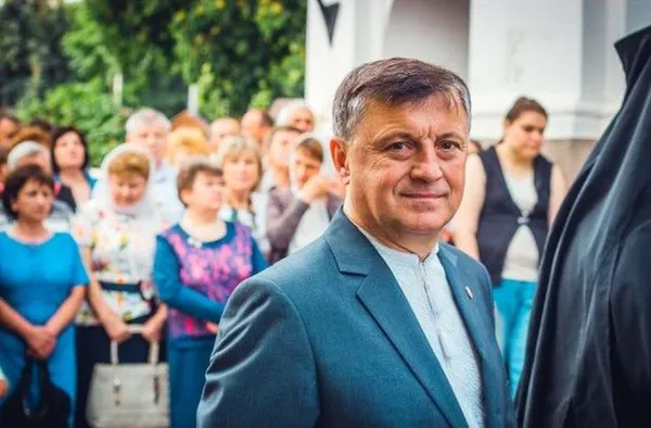 Книги відомих волинян: що читають, дарують і хочуть отримати в подарунок