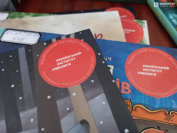 У обласну юнацьку бібліотеку у Луцьку завезли нові книжки: що тут є (фото)