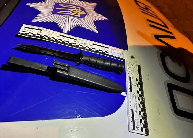 До помешкання лучанки намагався увірватися чоловік з ножем