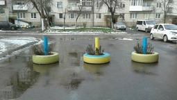 Патріотично розмальовані шини-обмежувачі не зупинили луцьких муніципалів