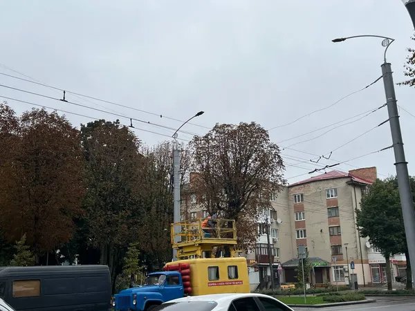 Транспорт завмер: у Луцьку на проспекті Волі – затори (відео)