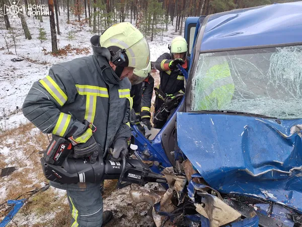 На Волині – аварія: трьох людей затисло в автівках (фото)