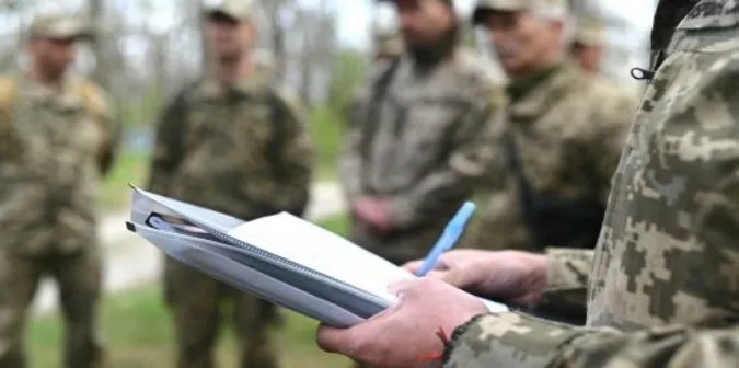 У Луцьку чоловік зламав руку працівнику ТЦК під час спроби втечі в таксі