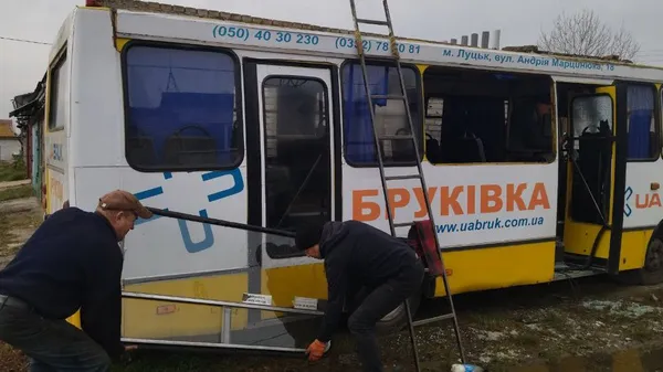 Будинки, автомобілі, гаражі: показали наслідки ракетного обстрілу в Луцьку (фото)