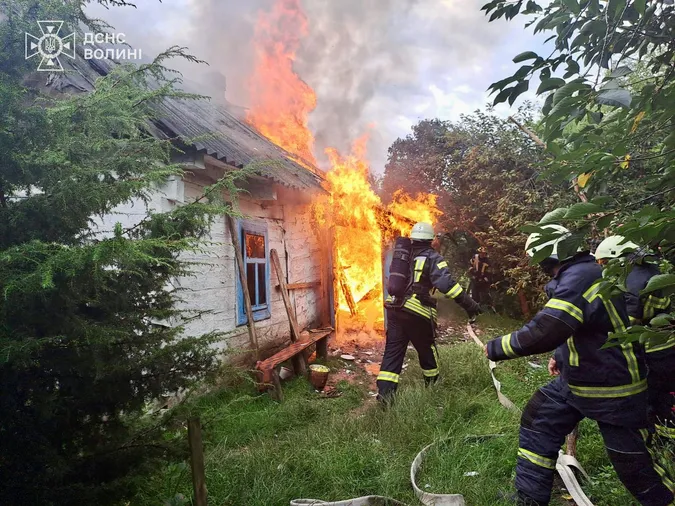 Зайнялась кухня: на Волині спалахнув житловий будинок (фото)