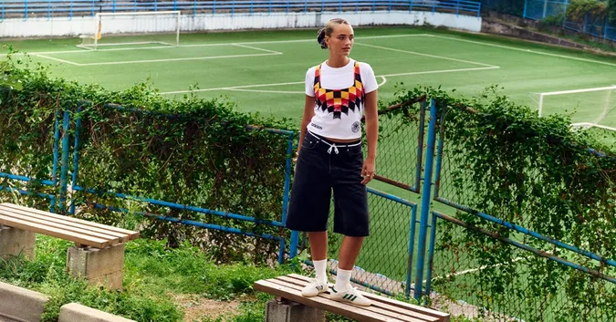 Тренд Tenniscore та спорт-шик: Як поєднувати елегантні аксесуари та ретро-кросівки?