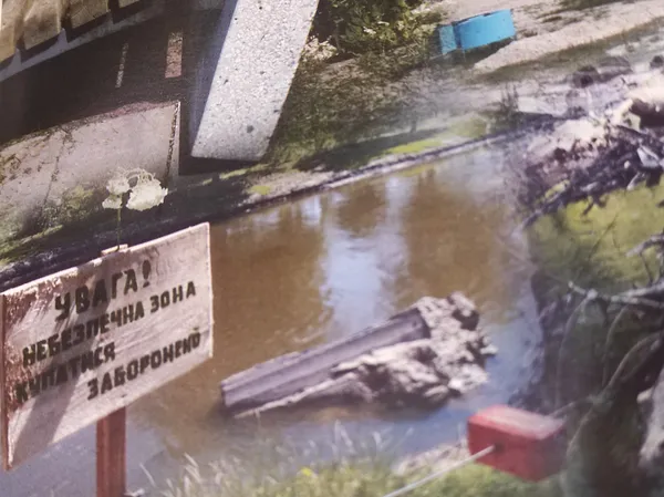 Уламок бетонної стіни, тепер покритої водою праворуч біля причалу