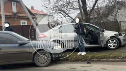 Авто викинуло на тротуар: у Володимирі – серйозна аварія