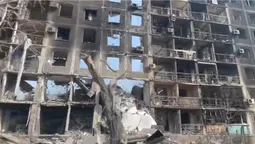 Порожні вулиці та пробиті наскрізь будинки: як зараз виглядає Маріуполь (відео)