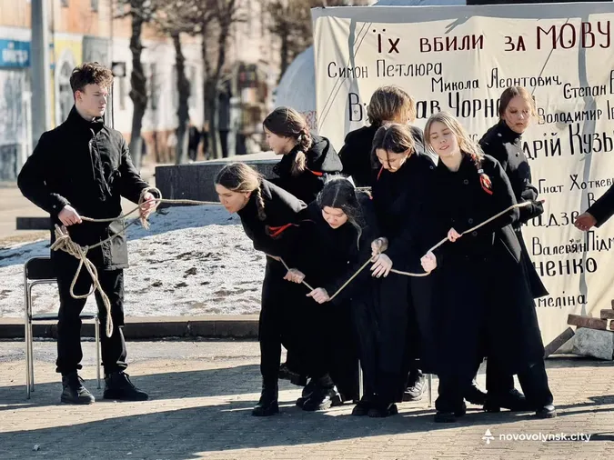 Зв'язані руки та скотч на вустах: на Волині діти провели перформанс (фото)