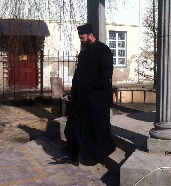 У Луцьку біля собору і кладовища встановлюють альтанку  (фото)