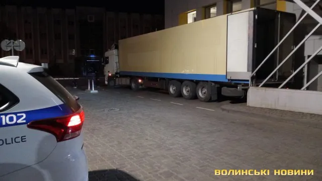 Проігнорувала застереження:  у Луцьку вантажівка притиснула до стіни жінку-пішохода