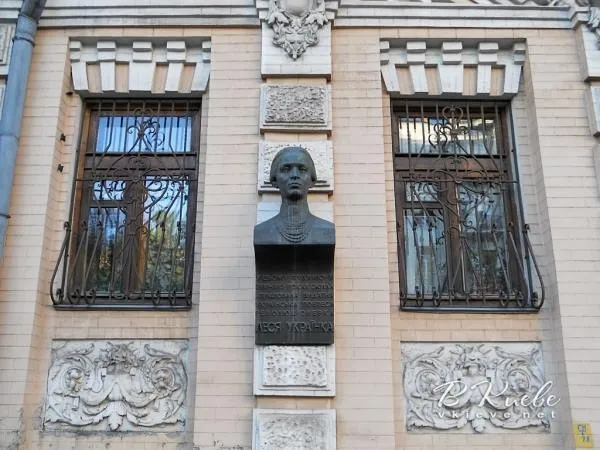 З фасаду музею у Києві вкрали унікальне погруддя Лесі Українки (фото)