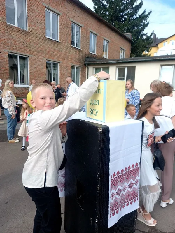 Замість квітів – донат на ЗСУ: у селі під Луцьком на 1 вересня зібрали майже 30 тисяч (фото)