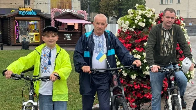 День міста у Луцьку: пів сотні велосипедистів проїхалися центром у вишиванках (фото)