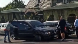 У Володимирі-Волинському «загублене» колесо від BMW пошкодило два авто (відео)