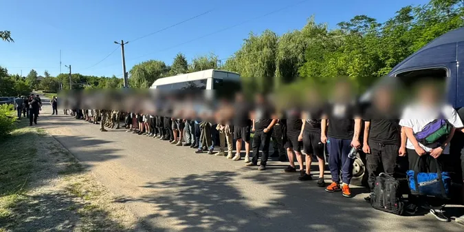 Новий рекорд: зупинили цілий «кортеж» ухилянтів на 4-х бусах (відео)