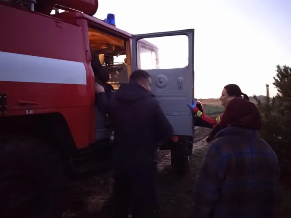 На Волині «швидка» не доїхала до хворої – застрягла у багнюці (фото)