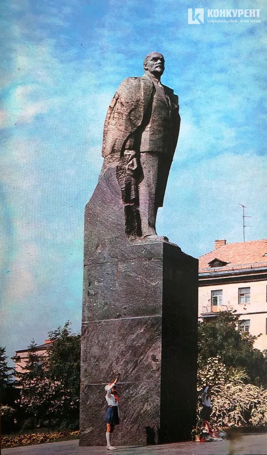 Ленін, Сталін, пропаганда, або Як святкували Жовтневу революцію у Луцьку (фото)